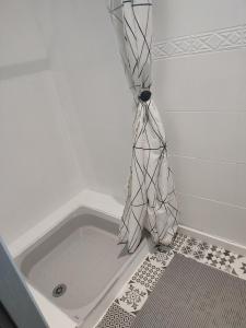 a shower curtain in a tub in a bathroom at Charmante maison près du Futuroscope in Saint-Georges-lès-Baillargeaux