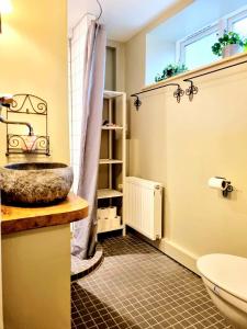 Ένα μπάνιο στο Guesthouse 'Blue House' in vintage villa&garden