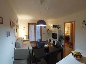 ein Wohnzimmer mit einem Sofa und einem Tisch in der Unterkunft Relax & Business Luxury Apartment Velletri in Velletri