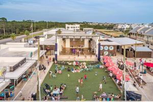 une vue de tête d'une foule lors d'un événement en plein air dans l'établissement 30A Top Rated! Heated Resort Pool+Golf Cart+Bikes+Bunks+Beach Gear, à Watersound Beach