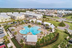 une vue aérienne d'un complexe hôtelier avec piscine dans l'établissement 30A Top Rated! Heated Resort Pool+Golf Cart+Bikes+Bunks+Beach Gear, à Watersound Beach