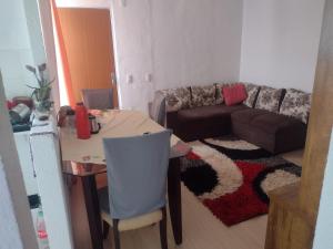 - un salon avec une table et un canapé dans l'établissement Residencial Versalhes Aluguel barato AP rua santa Terezinha 213, santa cruz , Vespasiano MG, à Vespasiano
