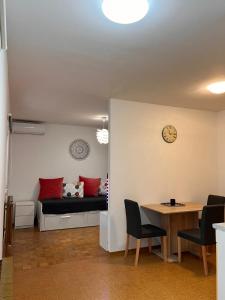 Cette chambre comprend un lit, une table et des chaises. dans l'établissement Oasis apartment, à Koper