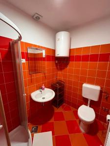 La salle de bains est pourvue de toilettes et d'un lavabo. dans l'établissement Oasis apartment, à Koper