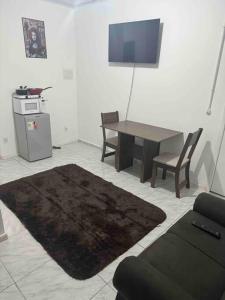 - un salon avec une table, une table et des chaises dans l'établissement Studio novo 2024 próx. Aeroporto, à Passo Fundo