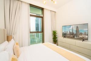 um quarto com uma cama branca e uma grande janela em Prime Retreats @ Burj Crown by Emaar, Downtown dubai em Dubai
