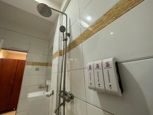 ein Badezimmer mit einer Dusche mit Thermostat in der Unterkunft Kampala Executive Suites in Kampala