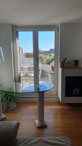 einen Glastisch im Wohnzimmer mit Aussicht in der Unterkunft EmmeGI Home di fronte alla Fiera di Foggia in Foggia