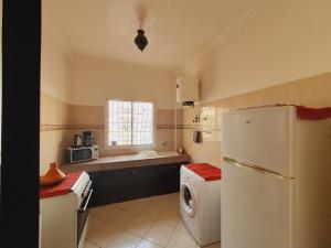 uma cozinha com um frigorífico branco e uma janela em Nice 2 BR flat - L'Appart'215- Agadir em Agadir