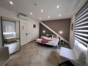 Carvoeiro B&B and SPA في كارفويرو: غرفة نوم بسرير ودرج في غرفة