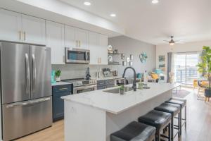 una cocina con electrodomésticos de acero inoxidable y una isla grande en Minutes from Kierland King Bed Lux Pool with View S433 en Scottsdale