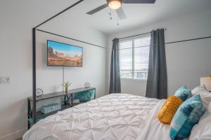 Un dormitorio con una cama grande y una ventana. en Scottsdale Rodeo - Work-from-Home Retreat - Pool w Views - King Bed - S433, en Scottsdale 72 fotos más