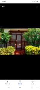 une photo d'une maison avec une porte en verre dans l'établissement Taj hotel partnership, à Nungwi