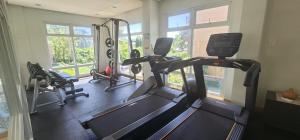 un gimnasio con dos cintas de correr y dos máquinas de correr en Summer10th Verdant Palawan, en Puerto Princesa City