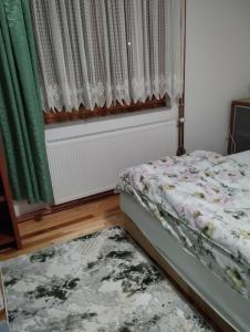 Een bed of bedden in een kamer bij Sejmen