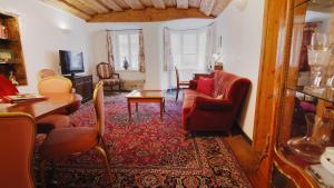 sala de estar con sofá y mesa en Ferienwohnung Arbesgassl, en Hall in Tirol