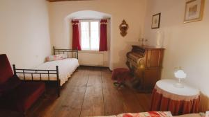 Habitación pequeña con 2 camas y ventana en Ferienwohnung Arbesgassl, en Hall in Tirol