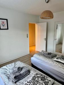 1 dormitorio con 2 camas y espejo en Cozy Home in Downtown Reykjavik, en Reikiavik
