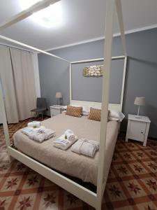 1 dormitorio con 1 cama con toallas en Ines Apartment, en Manarola
