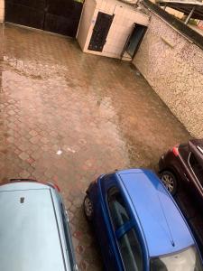 una vista aérea de dos coches estacionados en un estacionamiento en Résidence Longchamp, en Douala