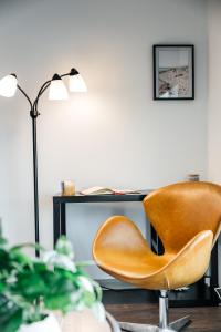a desk with a chair next to a desk with a lamp at Luxurious Hollywood condo in Los Angeles
