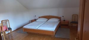 マリアプファルにあるFerienwohnung Weitgasserのベッドルーム1室(ベッド1台、テーブル、ナイトスタンド付)