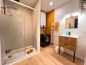 a bathroom with a shower and a sink at LA FEUILLERAIE N1-Standingappart-Wifi-proche ville in Fontenay-le-Comte +48 photos