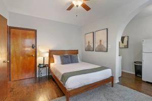 1 dormitorio con 1 cama y ventilador de techo en Elegant Studio Apt in Chicago - Dorchester 511, en Chicago