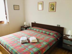 a bedroom with a bed with two towels on it at Appartamento a Lagolo in Lagolo di Calavino