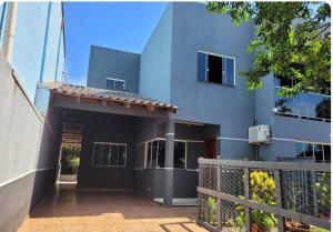 Un edificio azul con un cartel en el frente. en Casa para alugar, en Foz do Iguaçu