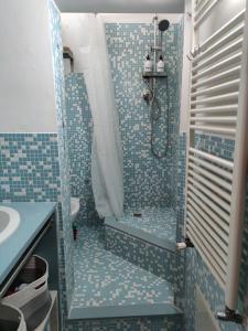 bagno con doccia e lavandino di My Cozy Home a Brindisi