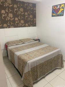 een slaapkamer met 2 bedden in een kamer bij AP do JP in Praia Grande