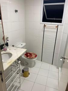 een badkamer met een toilet en een wastafel bij AP do JP in Praia Grande