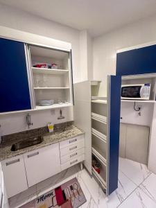 una cucina con frigorifero e porta aperta di Apartamento no coração de Belo Horizonte [2] a Belo Horizonte