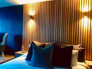 Studio Blue in Mouille Point في كيب تاون: غرفة نوم مع سرير مع مصباحين على الحائط