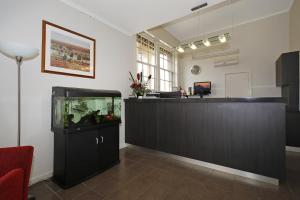 een kantoor met een balie en een aquarium bij Prince of Wales Hotel in Wagga Wagga