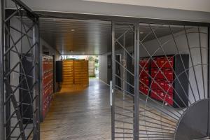 uma sala de degustação com prateleiras de vinho e um corredor em Chartres Charmant Studio Meublé em Chartres