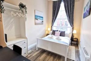 - une chambre avec un lit blanc et une fenêtre dans l'établissement Great Central Location 1BED APT Off OConnell ST, à Dublin