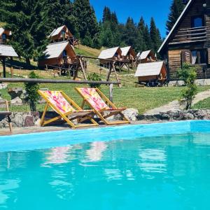 Bazén v ubytování Eko Katun Bungalows Jelovica nebo v jeho okolí