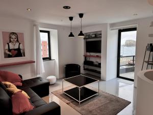 - un salon avec un canapé et une table basse dans l'établissement Sea Breeze Boutique House, à Porto da Cruz