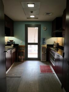 a kitchen with a door open to a kitchen with a refrigerator at شقة فاخرة مميزة في اعمار جدة in Jeddah