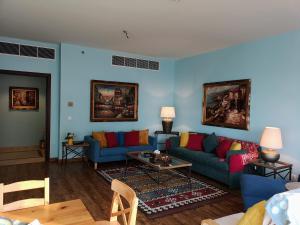 a living room with two blue couches and a table at شقة فاخرة مميزة في اعمار جدة in Jeddah