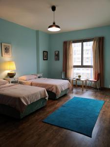 ein Schlafzimmer mit 2 Betten und einer blauen Wand in der Unterkunft شقة فاخرة مميزة في اعمار جدة in Dschidda