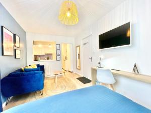TV a/nebo společenská místnost v ubytování A L'ABORDAGE APPART - Lorient centre - Au calme
