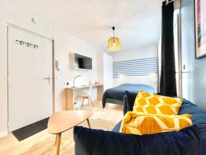 uma sala de estar com um sofá e um quarto em A L'ABORDAGE APPART - Lorient centre - Au calme em Lorient
