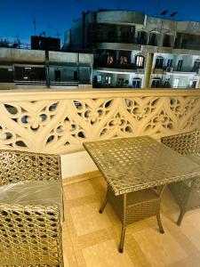 una mesa y sillas frente a un edificio en Modern Comfy Flat, en El Cairo