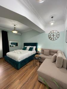 ein Wohnzimmer mit 2 Betten und einem Sofa in der Unterkunft Franci's Apartment no.3 in Tirana