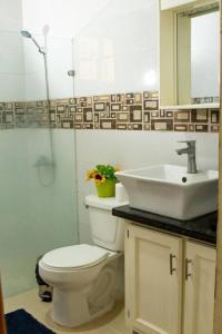Confortable apartamento- Cotuí في Cotuí: حمام مع مرحاض ومغسلة
