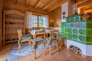 - une salle à manger avec une table et des chaises dans l'établissement Holzhaus Oberbrändi, 