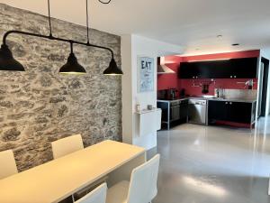 - une cuisine et une salle à manger avec une table et des chaises dans l'établissement Sea Breeze Boutique House, à Porto da Cruz